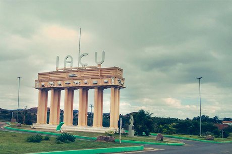 Pai e filho de dois anos são mortos a tiros dentro de bar