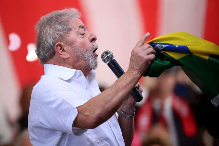 Apoiadores de Lula fazem vigília contra suposta prisão do ex-presidente