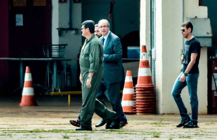 Cunha passa a noite sozinho em cela de 12 metros quadrados em Curitiba