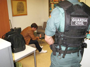 TV mostra conversas de brasileiro que esquartejou família