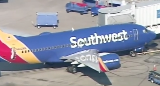 Avião é evacuado nos EUA após novo incêndio em celular da Samsung