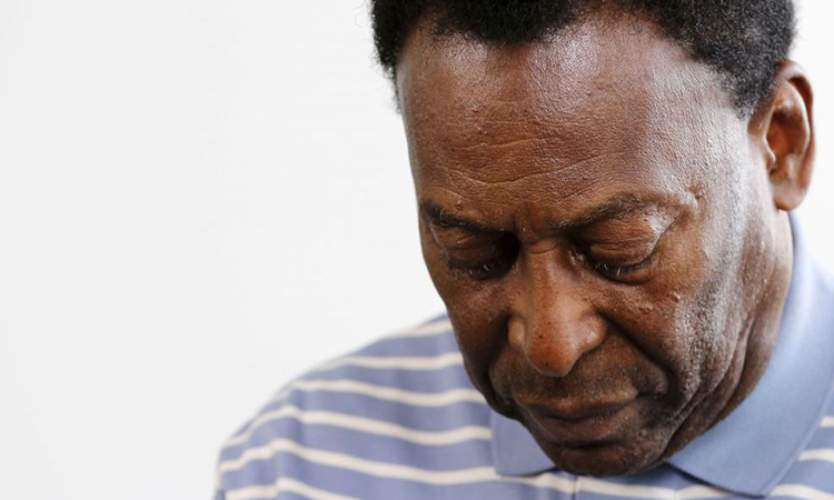 Pelé não consegue andar nem com ajuda de bengala