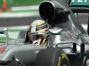 Hamilton vence segunda seguida, mas Rosberg pode ser campeão no Brasil