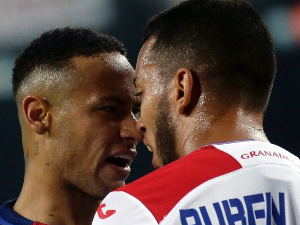 Neymar e rival continuaram briga e tiveram que ser separados, diz jornal