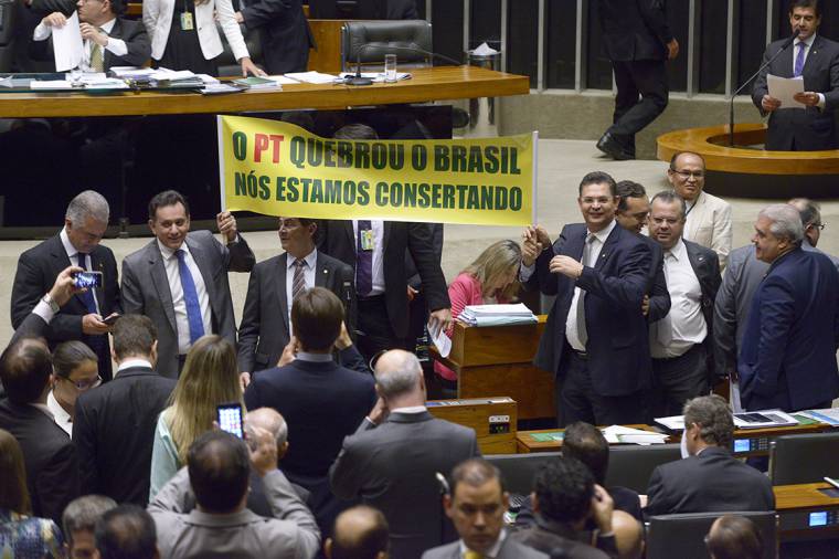 Câmara aprova em primeiro turno PEC do teto de gastos