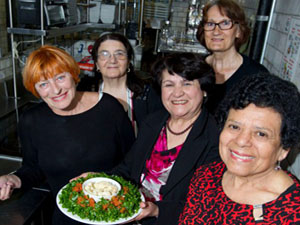 Restaurante nova-iorquino emprega vovós ao invés de chefs