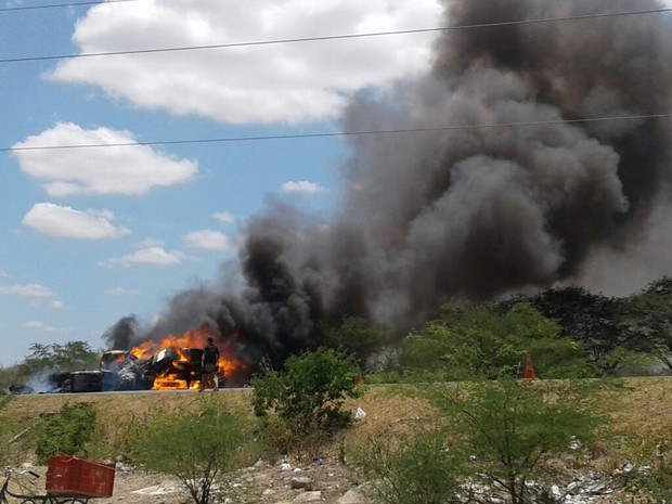 Caminhão carregado de algodão pega fogo em Delmiro Gouveia