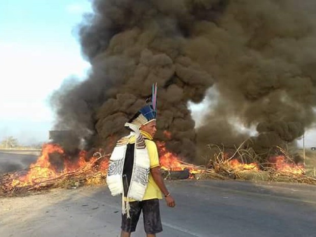 Índios bloqueiam trechos de rodovias federais no interior de Alagoas