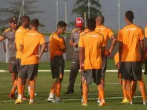 Mazola relaciona 19 jogadores para jogo do CRB contra o Tupi