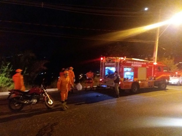 Carro cai em ribanceira e deixa quatro pessoas feridas em Fernão Velho