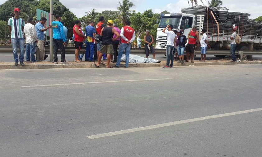 Mototaxista morre após perder o controle e bater em poste em Arapiraca; Veja vídeo