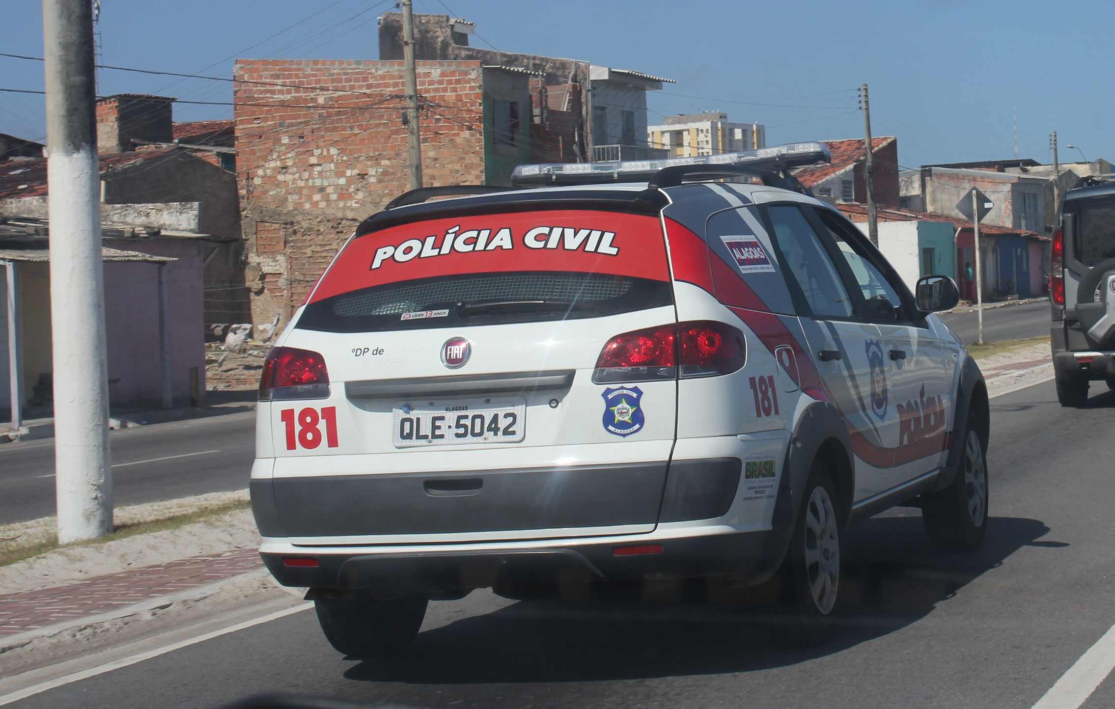 Olho Vivo: Policial usa viatura da PC para cometer infração em Maceió