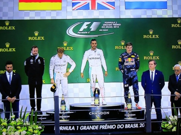 Marx Beltrão participa de pódio da F1 e entrega troféu a Nico Rosberg