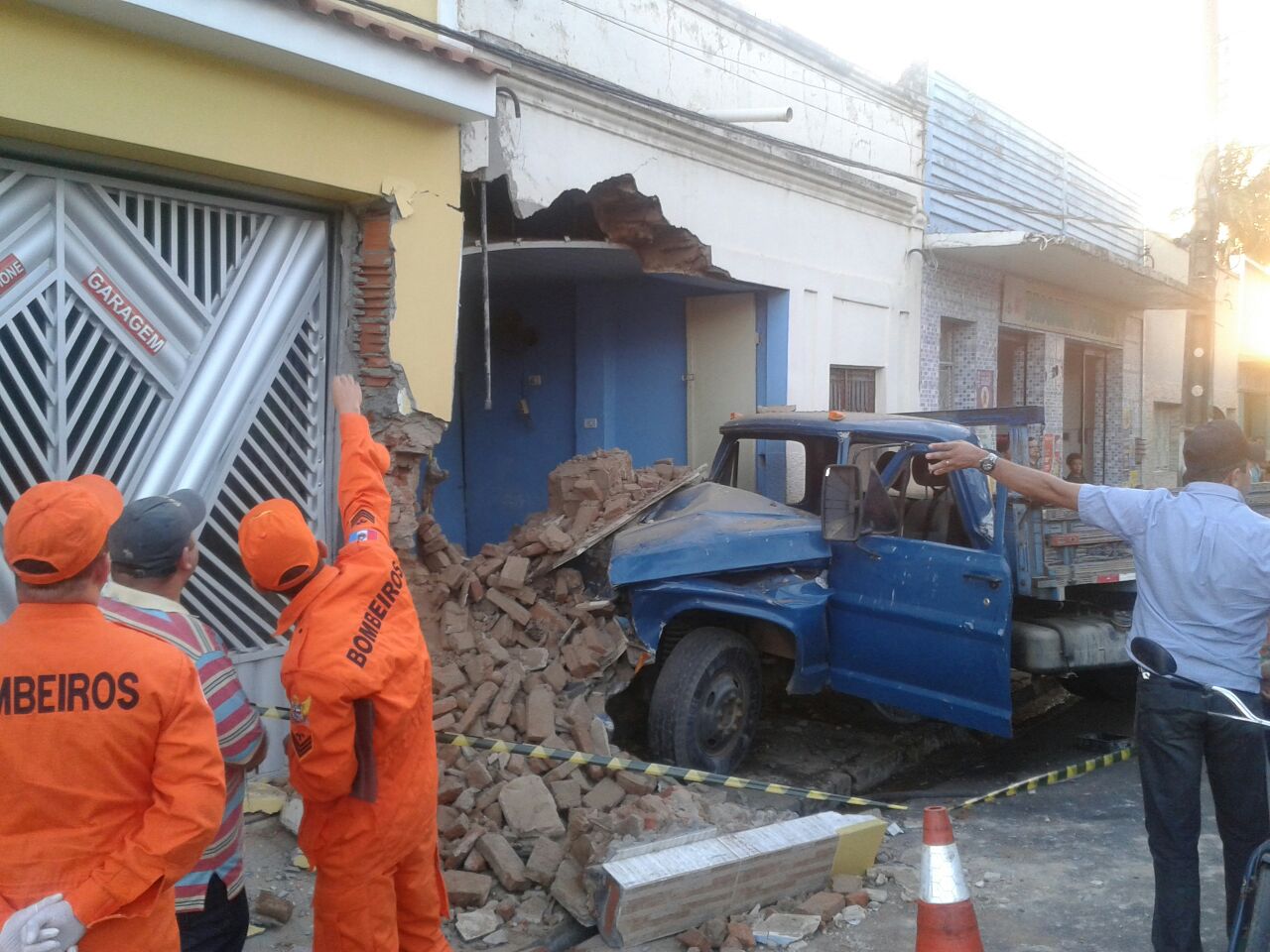 Vídeo: Caminhão desgovernado destrói frente de prédio em Palmeira