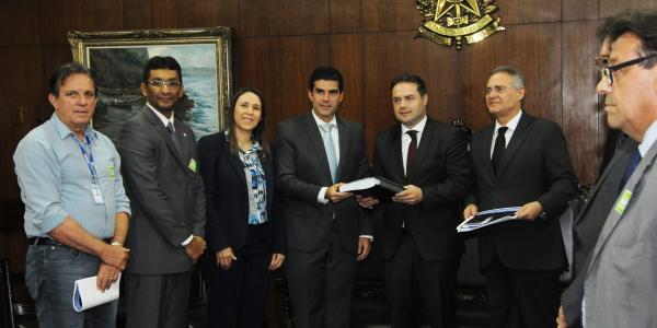 Projeto da ponte que liga Alagoas a Sergipe é entregue a Renan Filho