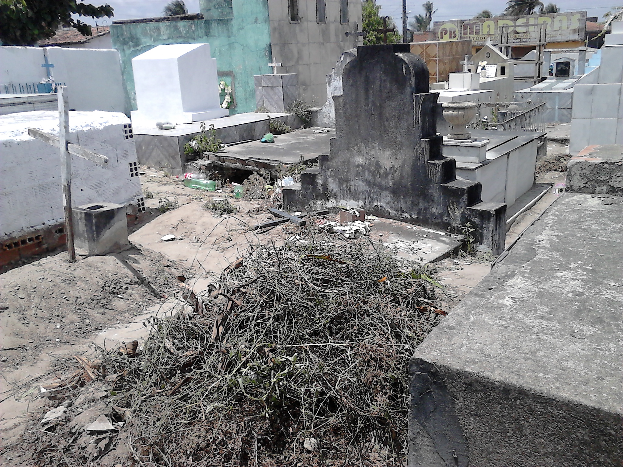 População reclama de entulhos em cemitérios de Girau do Ponciano