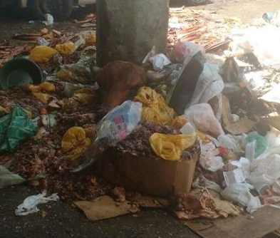 Feirantes e clientes dividem espaço com lixo no mercado público de Palmeira dos Índios
