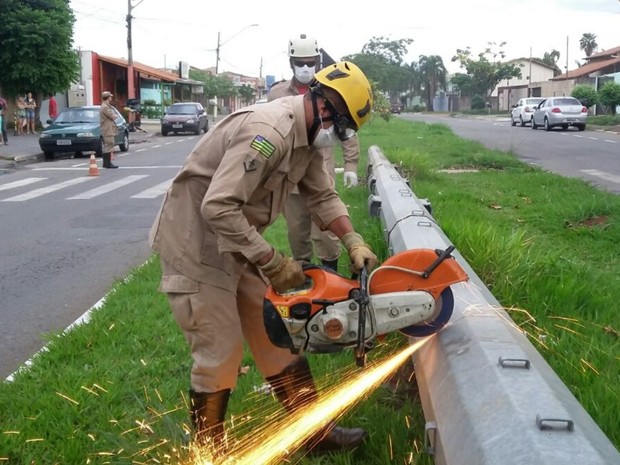 Corpo em decomposição é localizado dentro de poste