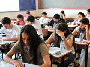 Mais de 216 mil estudantes farão o Enade neste domingo