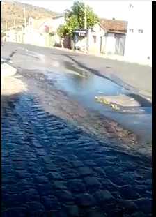 Moradores denunciam desperdício de água no Bairro Maçonaria em Palmeira