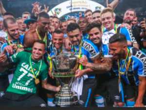 Grêmio leva golaço do Atlético-MG, mas vira o maior campeão da Copa do BR