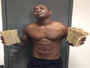 Jogador do Botafogo ostenta na web com maços de notas de R$ 50