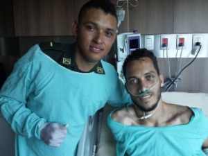 Neto posa para foto ao lado de homem que o resgatou após acidente