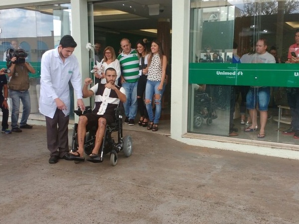 Sobrevivente da Chapecoense, Alan Ruschel é 1º a deixar hospital em SC