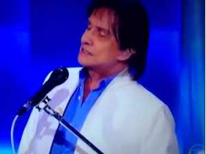 Público festeja a “libertação” de Roberto, que volta a cantar “inferno”