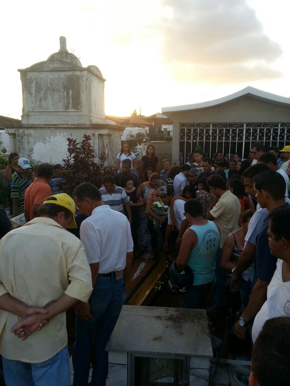 Corpo de Arlindo Pedro é enterrado ao som de sanfoneiros e cantores