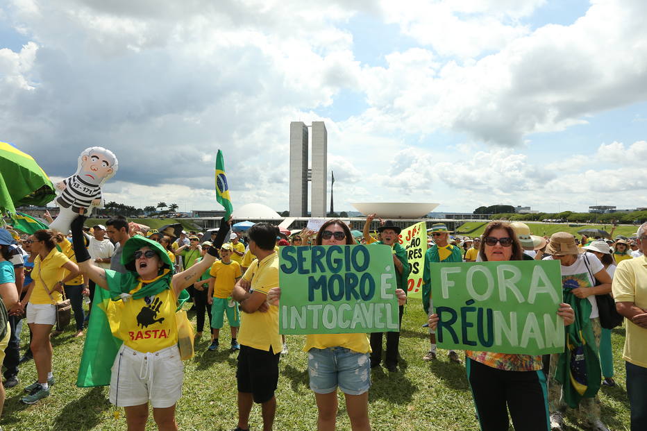 Protestos pelo País atacam Renan e defendem a Lava Jato