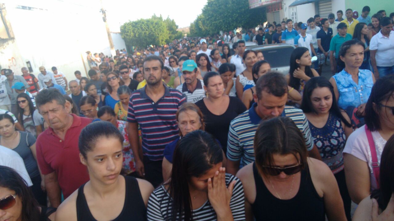 Amigos e parentes se despedem de jovem vítima de queda de cavalo