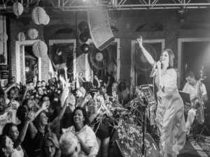 Wilma Araújo canta sucessos de Chico Buarque em show no Arte Pajuçara na quarta