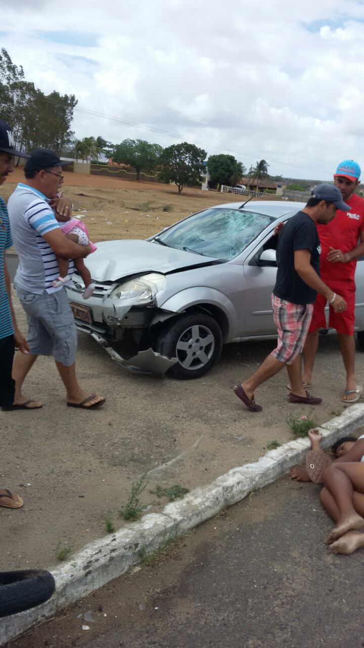 Mulher é socorrida em estado grave após acidente entre carro e moto em Palmeira