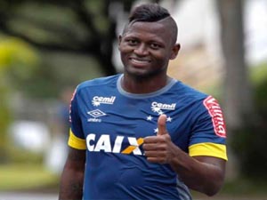 Riascos celebra vitória na justiça sobre o Cruzeiro. Clube desconhece