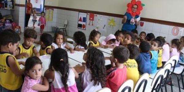 Secretaria de Educação de Palmeira promove ação em feira livre para novas matrículas