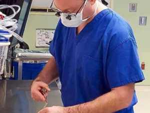 Médico ‘opera’ brinquedo para criança não se sentir sozinha em cirurgia