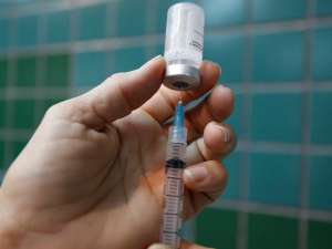 Vacina contra HPV começa a ser distribuída para meninos este ano