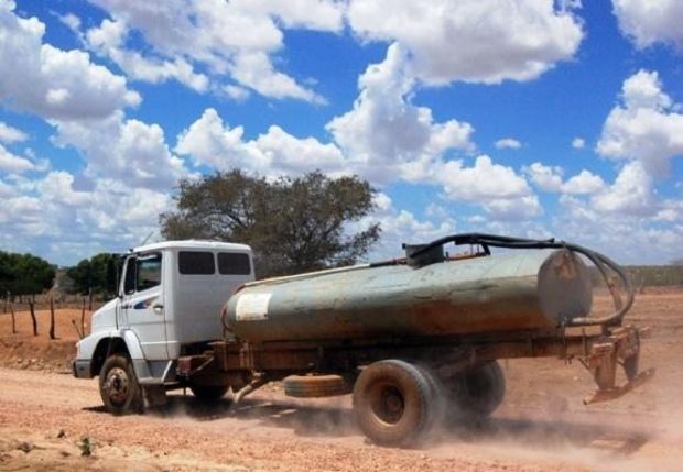 Barragem Carangueja seca e município de Palmeira dos Índios fica sem água