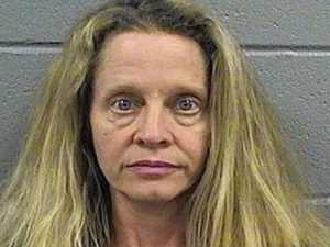 Mulher é presa após praticar sexo em cemitérios com menor