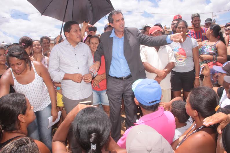 Prefeito visita Brivaldo Medeiros e Antônio Ribeiro e anuncia políticas públicas para os dois conjuntos