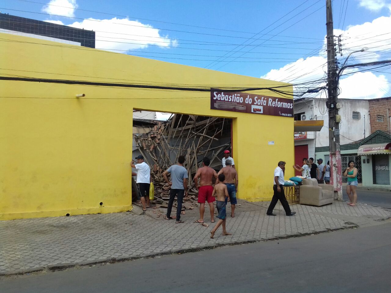 Telhado de loja desaba na Vieira de Brito em Palmeira dos Índios