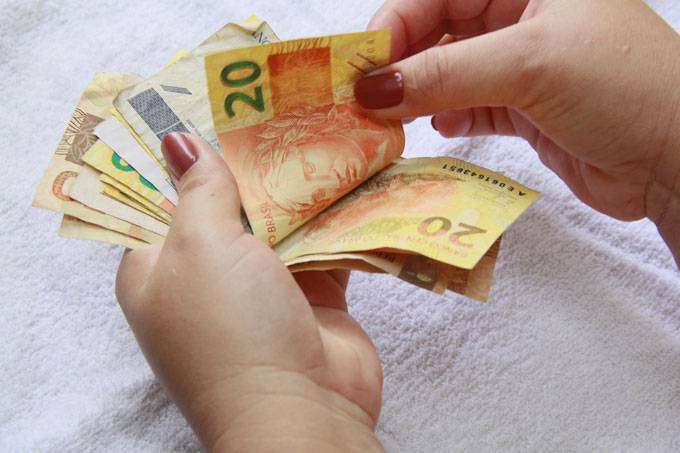 Salário mínimo “suficiente” cai para R$ 3.856,23 em dezembro