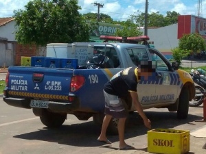 Caminhonete da PM é flagrada com caixas de cerveja em carroceria