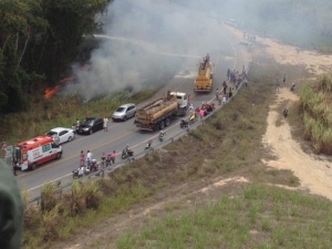 Acidente entre carro e moto deixa três feridos na AL-101 Norte
