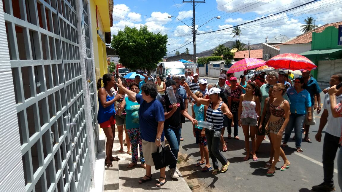 Moradores de Igaci realizam protesto contra a Casal; Veja vídeo