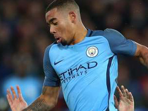 Jesus dá assistência em 1ª chance como titular e City avança