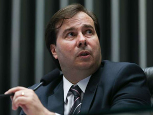 Câmara tem prazo para se manifestar sobre reeleição de Maia