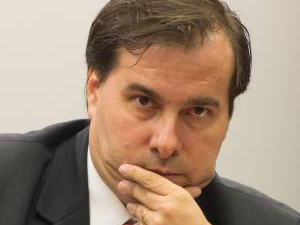 ‘Não sento lá de jeito nenhum’, diz Maia sobre cadeira de Temer