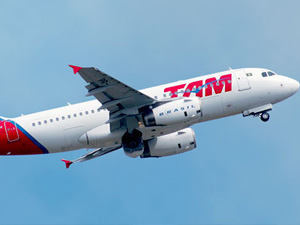 Avião da Tam é atingido por tiro de fuzi